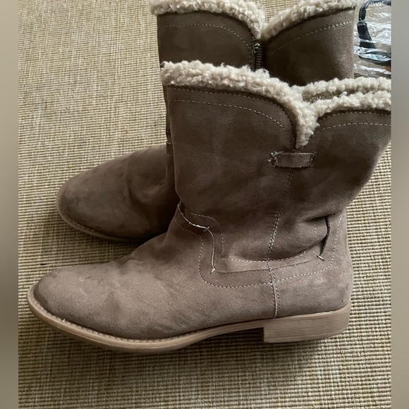 COWGIRL styled boots with fluff on the inside. Nice winter boots. Western vibes - Picture 2 of 4